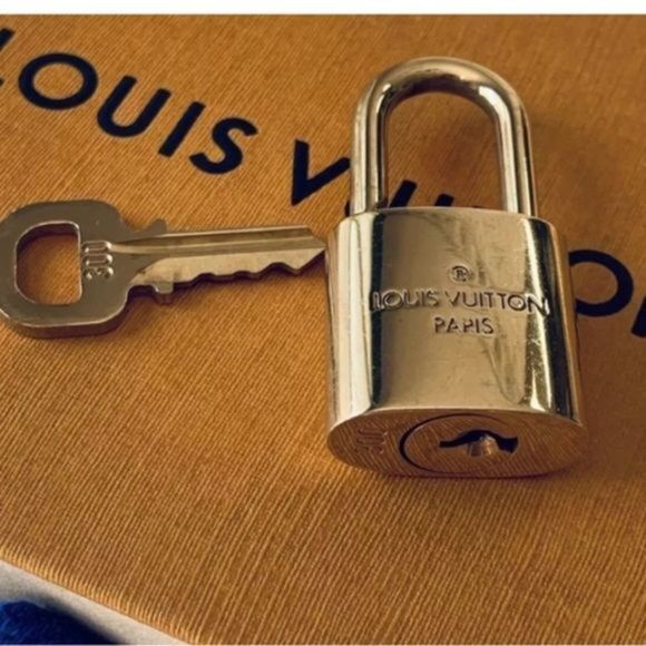 AUTHENTIC Near Mint Louis Vuitton lock and key - Picture 6 of 11